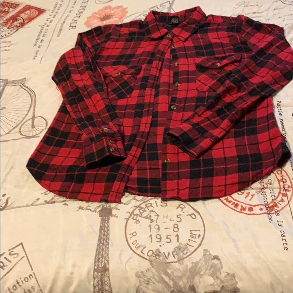 Red and black plaid long sleeves button up shirt